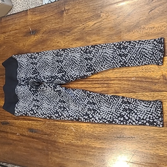 Spiritual Gangster Pants - Love Cropped Legging in Black And Gray Spiritual Gangster Xs/S